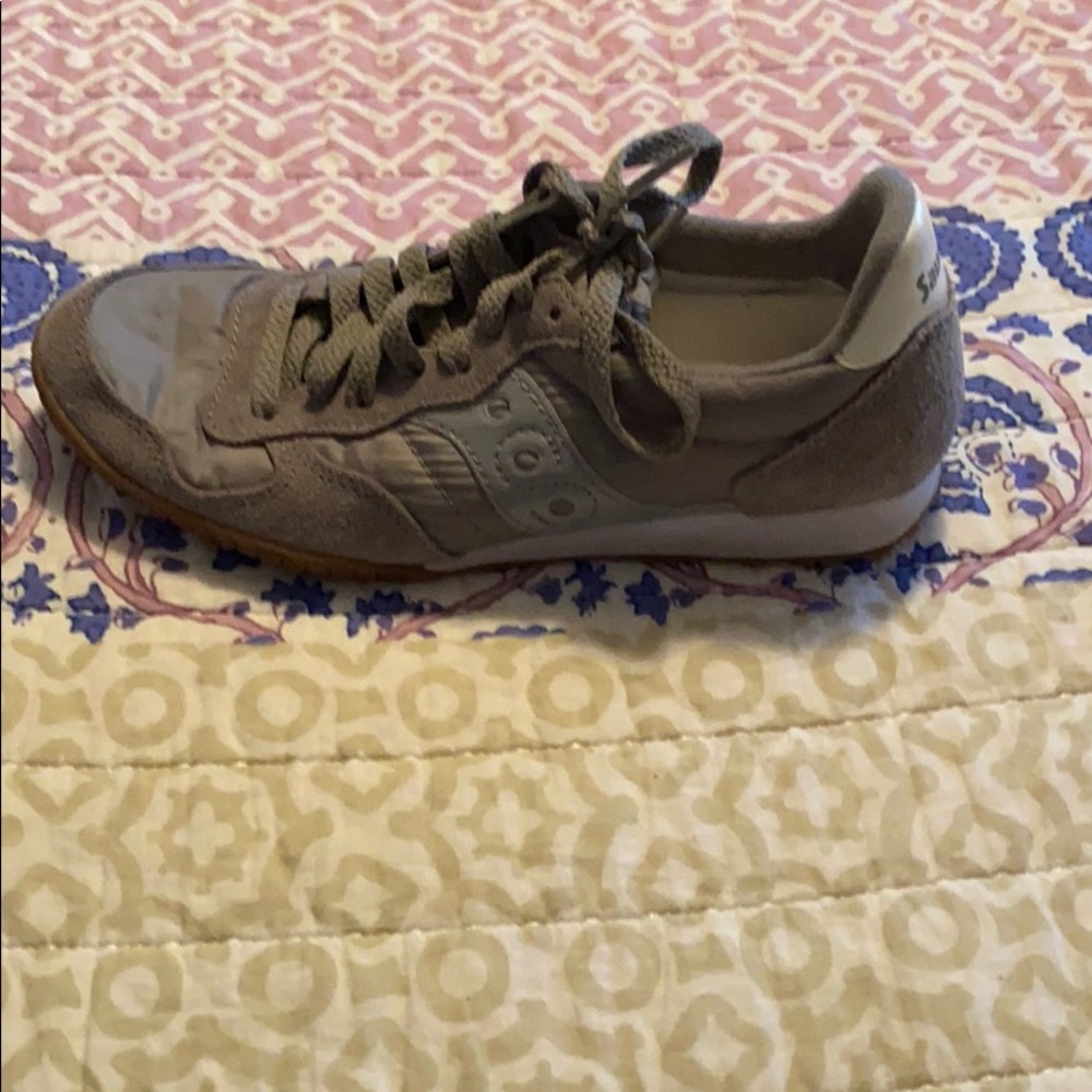 Gently used saucony running shoes